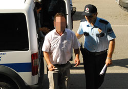 Kaçarken balkon arasına sıkıştı