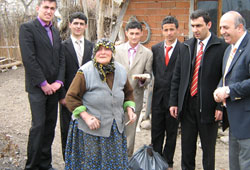 Öğrencilerden yaşlılara yardım