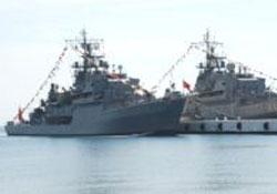 İki Savaş Gemisini Ağırlıyor