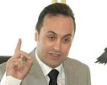 Delegeyi kandırmaya çalışıyor