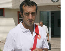 Kırık burunla oynadı