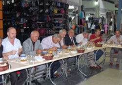 Türkiye Partisi esnafla kucaklaştı