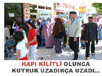 Kapı kilitli olunca, kuyruk uzadıkça uzadı