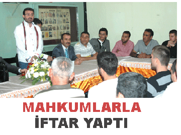 Mahkumlarla iftar yaptı