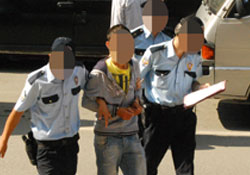 Silahı atarken yakalandı