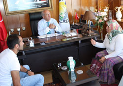 Bayrakdar halkı dinliyor