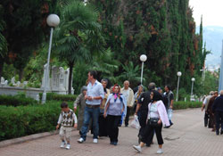 Mezarlıklar ziyaretçi akınına uğradı