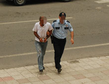 Sessizce abisini bıçakladı