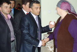 AK Partili gençler sevindirdi