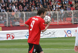 Hırsından topu ısırdı