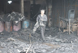 Lastik ayakkabı fabrikası yandı