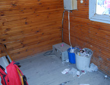 Orada, bir okul var uzakta