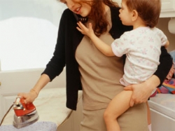 Ütüyü Hızlı Yapamadı Diye Ütüyle Yaktılar