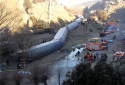 Tren raydan çıktı: 9 ölü