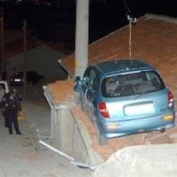 Otomobil Evin Çatısına Uçtu