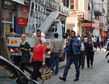 Kaldırımlarda araçlara alıştık