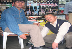 Ayağına ayakkabı bulamıyor