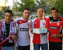 Hakan'a Adana'da sürpriz yaptılar