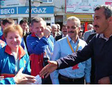 PTT Genel Müdürünü bağrına bastı