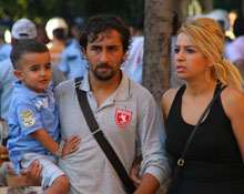 Eşiyle hasret giderdi