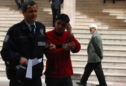 Muhtarı soydu, tutuklandı