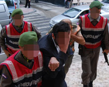 Aramada esrar yakalattılar