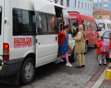 Servis araçları trafiği engelliyor