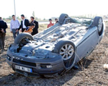 Otomobil takla attı