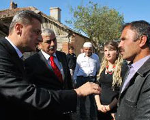 Köy yollarını yerinde inceledi