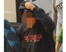 Yan baktı bıçakladı