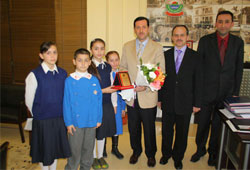 Öğrencilerden "Erdoğan amca"ya plaket