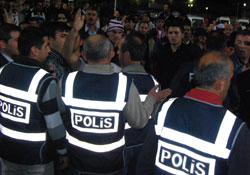 Taraftarlar birbirine girdi