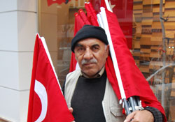 Kayseriden bayrak satmak için geldi