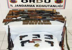 Silah kaçakçılığı yapan altı kişi yakalandı