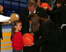 Talihliler hediyelerini aldı