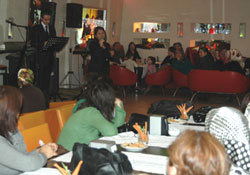 Bayanlar yardım için toplandı