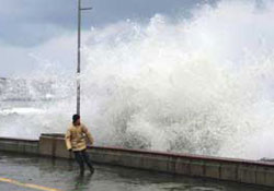 Karadeniz'de 5 metrelik dalgalar