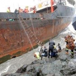 Samsun'da kuru yük gemisi karaya oturdu