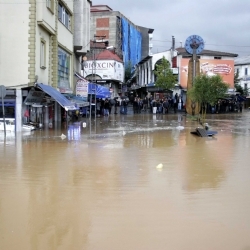 Sel Bir Öğretmeni Yuttu