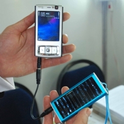 Cep Telefonu Güneşte Şarj Oluyor...