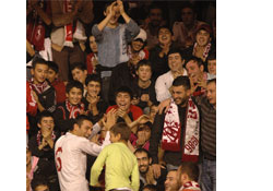 Şirinler yine büyüledi