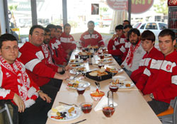 Sabah kahvaltısında buluştular