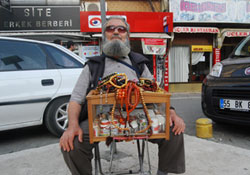 O gezdikçe sokaklar esans kokuyor...