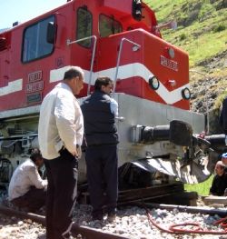 Tren Otobüse Çarptı: 2 Ölü