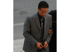 Çarptığı yayayı elleriyle taşıdı