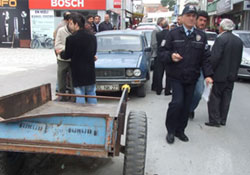 Otomobil hamala çarptı