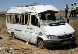 Minibüs yoldan çıktı: 2 yaralı