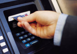 Kartını unutunca parasını çaldırdı