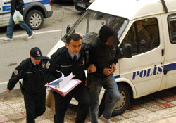 Sarhoşken iki bacağından vurdu