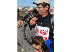 Koltuk değnekleriyle yola çıktı